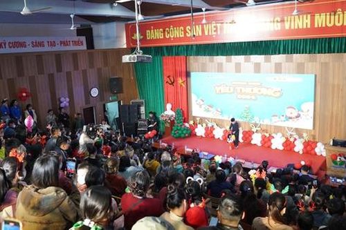 Hàng trăm bệnh nhi 'quên' cơn đau đón Giáng sinh yêu thương, an lành