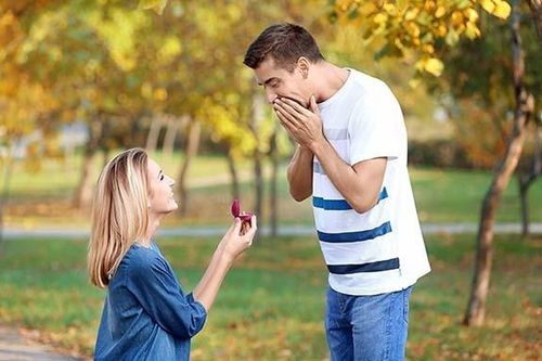Phụ nữ nên chủ động hay bị động trong tình yêu?