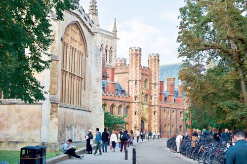 Nhân viên đại học hàng đầu Trung Quốc làm giả thư mời vào Cambridge