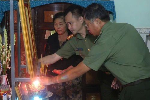 Công an tỉnh Bình Dương thăm hỏi 2 gia đình liệt sĩ hy sinh trong diễn tập tác chiến phòng thủ