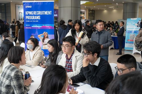 Sôi nổi Ngày hội kết nối doanh nghiệp-sinh viên Trường Công nghệ