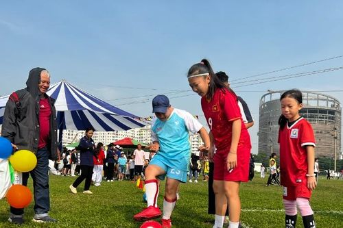500 em nhỏ của các mái ấm giao lưu thể thao cùng nữ tuyển thủ bóng đá Huỳnh Như
