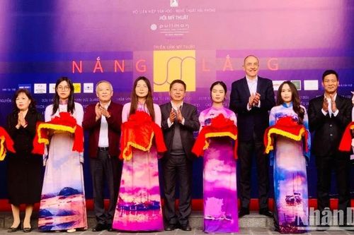 44 họa sĩ quy tụ trong 'Nắng & Lắng' tại thành phố Cảng