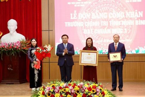 Trường Chính trị tỉnh Ninh Bình đón Bằng công nhận đạt chuẩn mức 1