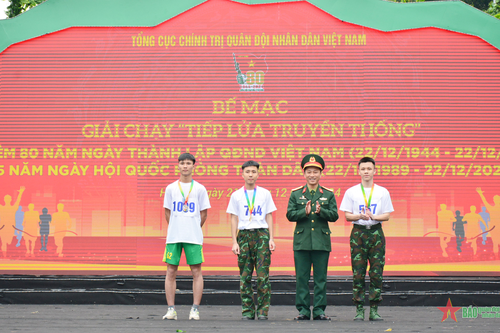 Sôi nổi Giải chạy 'Tiếp lửa truyền thống' chào mừng kỷ niệm 80 năm Ngày thành lập Quân đội nhân dân Việt Nam