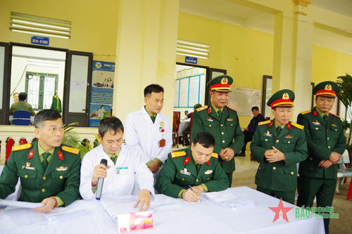 Bệnh viện Quân y 5 và Lữ đoàn Phòng không 241 khám bệnh, tặng quà đối tượng chính sách tại xã Phú Long (Nho Quan, Ninh Bình)