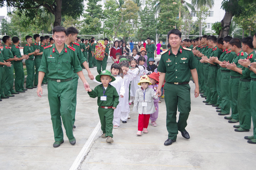 Gần 4.000 học sinh tham quan Trường Sĩ quan Thông tin