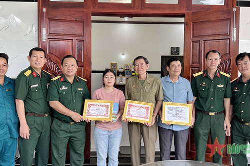 Bộ CHQS tỉnh Bà Rịa-Vũng Tàu trao kỷ vật cho thân nhân liệt sĩ