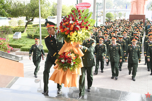 Bộ CHQS tỉnh Bình Thuận dâng hương, báo công với Chủ tịch Hồ Chí Minh