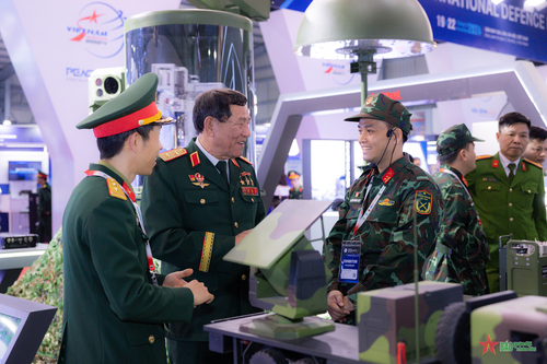 Trung tướng Phạm Tuân trải nghiệm khu công nghệ cao Viettel