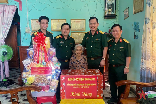 Trung đoàn 719 thăm, tặng quà các gia đình chính sách