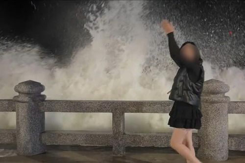 Trào lưu 'sống ảo' trước sóng lớn biển Nha Trang tiềm ẩn nguy hiểm