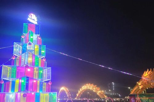 Hơn 600 ông già Noel diễu hành trên đường phố Đà Nẵng