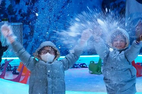 Sân chơi băng tuyết độc đáo giữa lòng thành phố