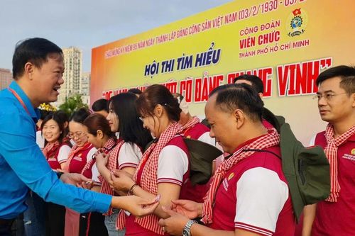 Hành trình 'Hoa Bàng vuông' gieo ngọn lửa tự hào tiếp bước đến người trẻ