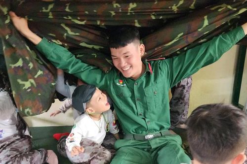Học sinh hào hứng 'vào vai' chú bộ đội