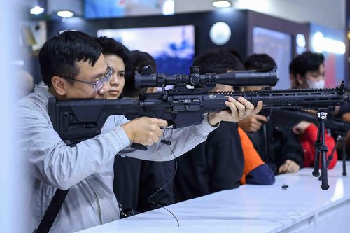Người dân trải nghiệm làm thiện xạ, lái xe tăng tại Triển lãm Quốc phòng quốc tế Việt Nam