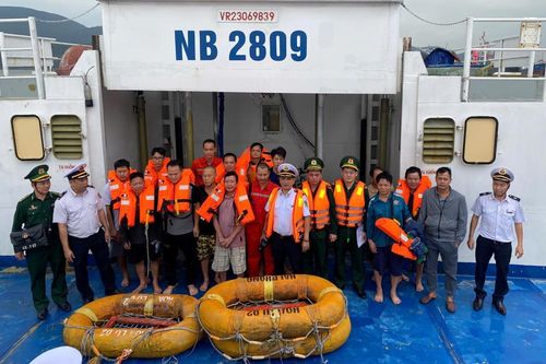 Tiếp nhận thuyền viên tàu Hoa Lư 02 gặp nạn trên biển