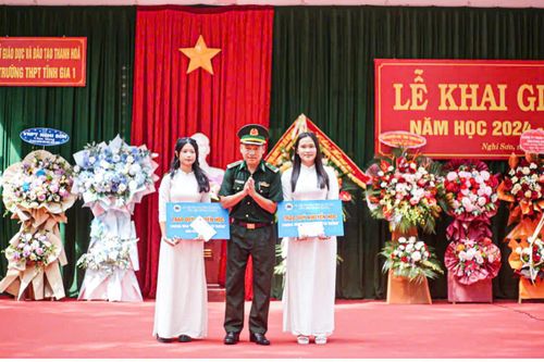 Nâng bước các em học sinh có hoàn cảnh khó khăn nơi biên giới biển tới trường