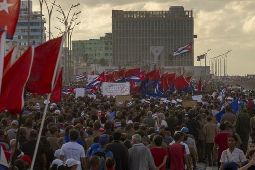 Các lãnh đạo và người dân Cuba biểu tình phản đối lệnh cấm vận tại Đại sứ quán Mỹ
