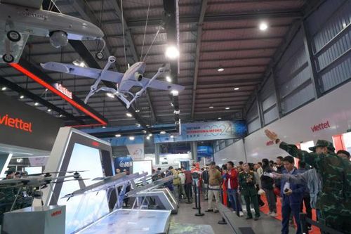 Hàng nghìn người 'chen chân' xem triển lãm quốc phòng quốc tế Việt Nam 2024