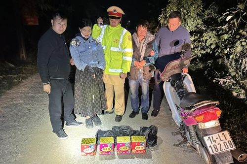 Cảnh sát giao thông bắt giữ đôi vợ chồng mang theo 6 kg pháo