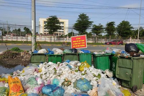 Rác ùn thành đống, mùi nồng nặc nhiều ngày bên đường ở huyện Long Hồ (Vĩnh Long)