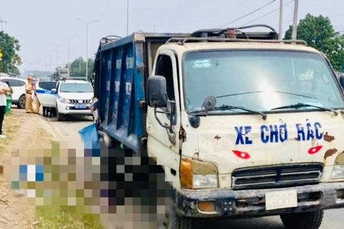 Một nhân viên thu gom rác bị xe rác cán tử vong sau khi té xuống đường