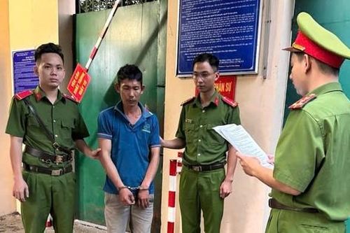Bị kiểm tra nồng độ cồn, dùng dao chém công an