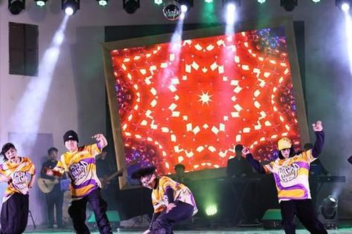 'Ký ức trong tôi' gợi thời âm nhạc sôi động, khán giả 'chui rào' công viên Thống nhất