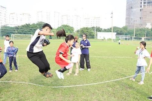 Tuyển thủ Huỳnh Như cùng bạn nhỏ hào hứng đá bóng, nhảy dây, 'đua' bao bố