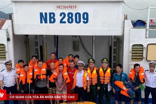 Tàu chở 12.274 tấn clinke bị chìm, 14 người may mắn thoát chết