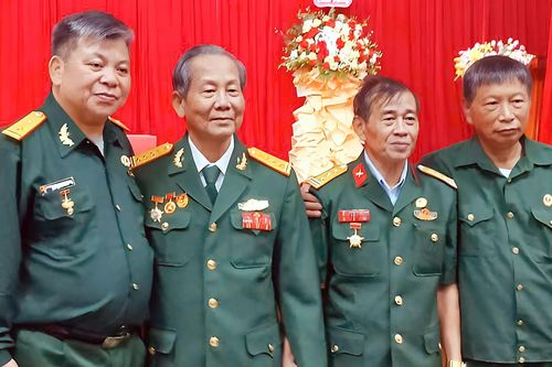 Đại tá, nhà văn tuổi 80 và cuộc hành trình xuyên Việt thăm đồng đội