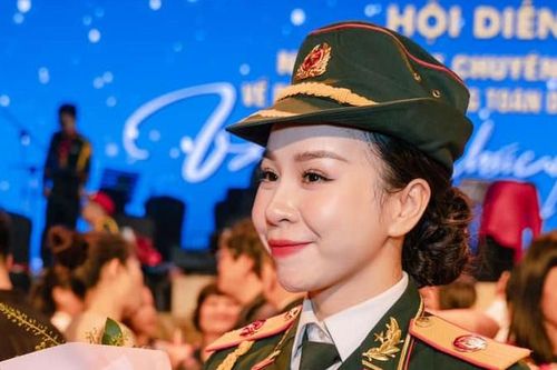 Á quân Sao Mai Hồng Duyên tự hào là ca sĩ mặc áo lính