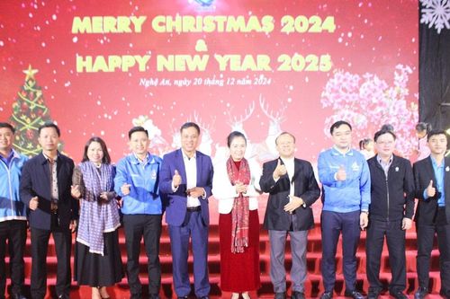 Chủ tịch Ủy ban MTTQ tỉnh dự chương trình mừng Giáng sinh chào năm mới tại Giáo xứ Vạn Thủy