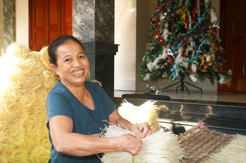 Bà con làng nghề xứ đạo nhộn nhịp vào vụ Tết