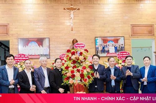 Chủ tịch Ủy ban MTTQ tỉnh chúc mừng Giáng sinh tại Giáo hạt Ngàn Phố