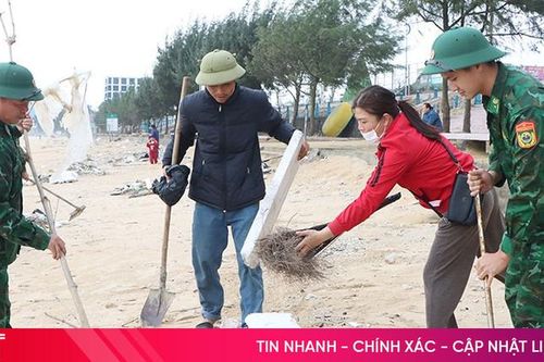 Làm sạch biển Thiên Cầm để đón khách du lịch mùa đông
