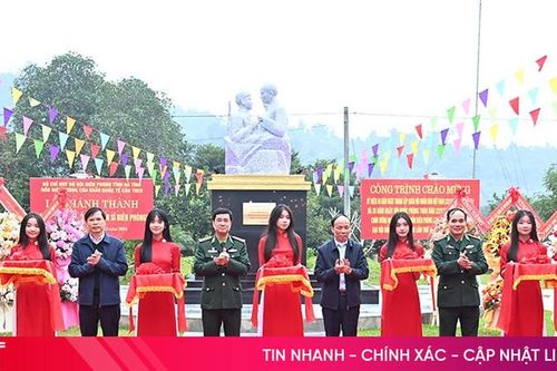 Khánh thành tượng đài 'Bác Hồ với chiến sĩ biên phòng' ở cửa khẩu quốc tế Cầu Treo