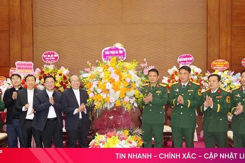 Tổng đại diện Giáo phận Hà Tĩnh chúc mừng Bộ CHQS tỉnh