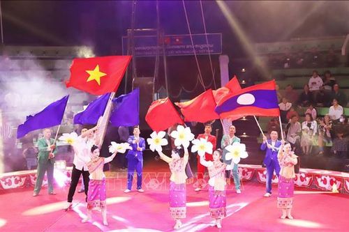 Biểu diễn Xiếc hữu nghị Lào - Việt Nam
