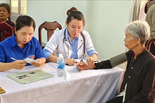 Khám bệnh, phát thuốc miễn phí cho đồng bào dân tộc Khmer