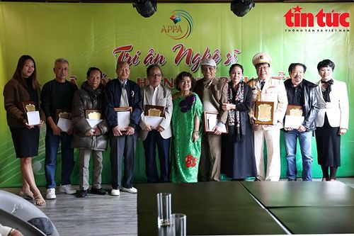Tri ân các nghệ sĩ có nhiều cống hiến biểu diễn âm nhạc Việt Nam