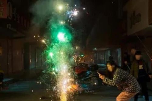 Tết Nguyên Đán 2025: Người dân đốt pháo hoa có bị phạt không? Biết để vui Tết trọn vẹn!