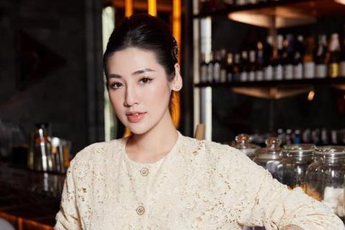 Á hậu Vbiz khoe cận diện mạo con gái mới sinh