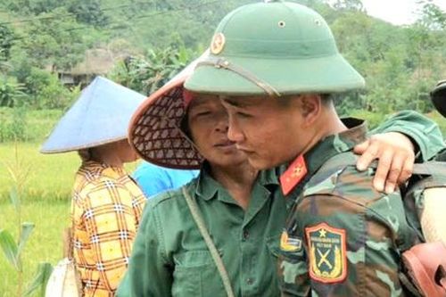 Trong bão lũ, càng thắm đượm tình quân dân