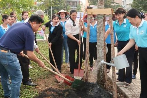 Hội LHPN TPHCM phát động trồng cây xanh, trao tặng phương tiện sinh kế cho phụ nữ khó khăn