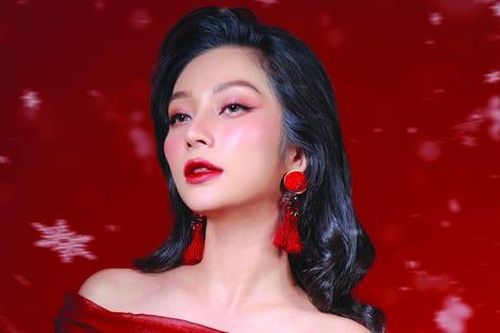 Chọn đầm rực rỡ đón Giáng sinh 2024