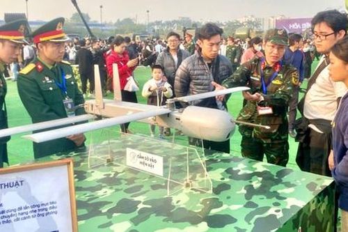 Hàng nghìn người dân tự hào khi tham quan Triển lãm Quốc phòng Quốc tế Việt Nam