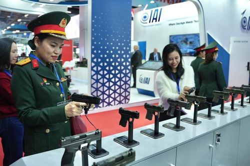 Chùm ảnh: Du khách nô nức trải nghiệm miễn phí tại Triển lãm Quốc phòng Quốc tế Việt Nam